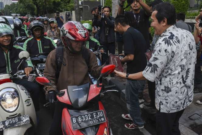 Wakil Ketua KPK Bagikan Takjil Gratis di Jalanan