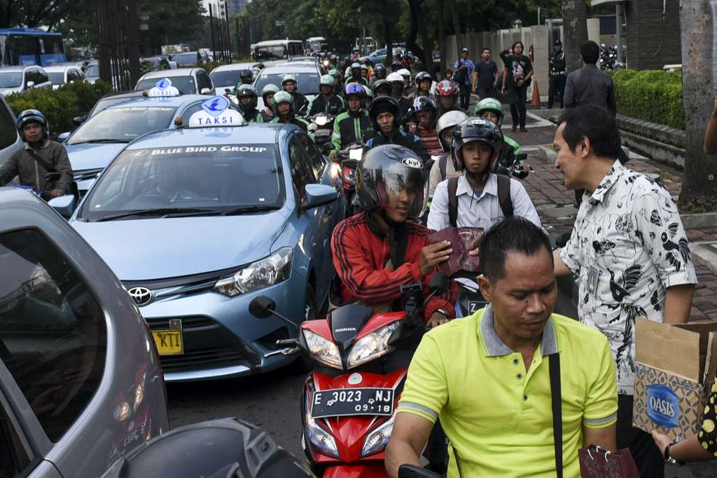 Wakil Ketua KPK Bagikan Takjil Gratis di Jalanan