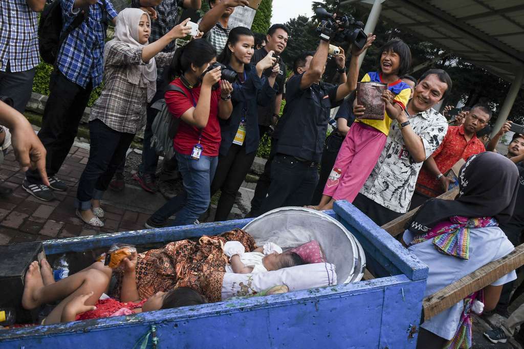 Wakil Ketua KPK Bagikan Takjil Gratis di Jalanan