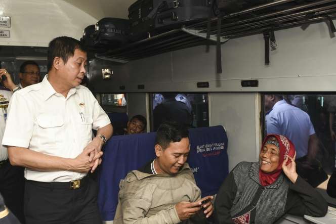 Menteri Jonan Tinjau Kesiapan Mudik di Darat dan Laut