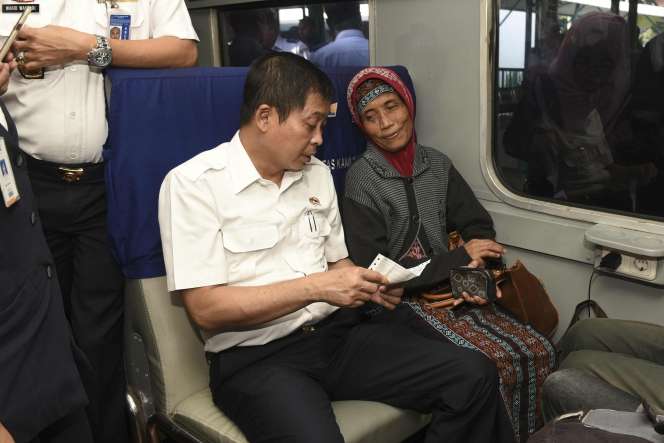 Menteri Jonan Tinjau Kesiapan Mudik di Darat dan Laut