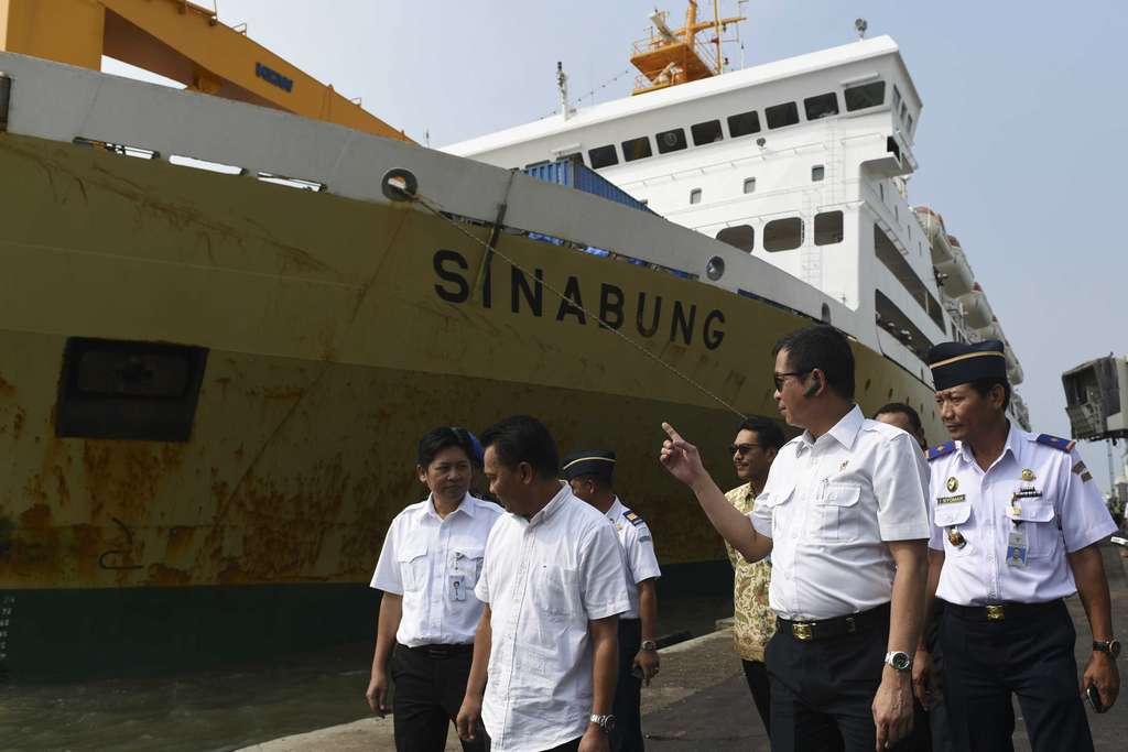 Menteri Jonan Tinjau Kesiapan Mudik di Darat dan Laut