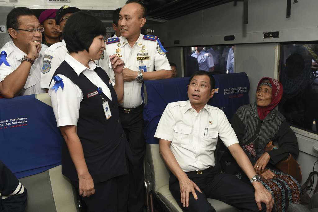 Menteri Jonan Tinjau Kesiapan Mudik di Darat dan Laut