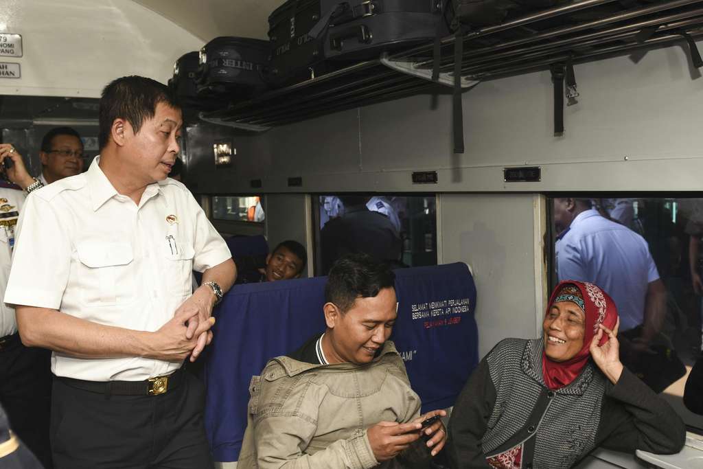 Menteri Jonan Tinjau Kesiapan Mudik di Darat dan Laut