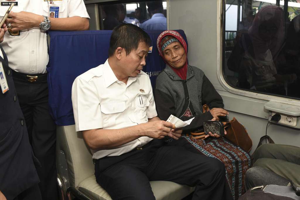 Menteri Jonan Tinjau Kesiapan Mudik di Darat dan Laut