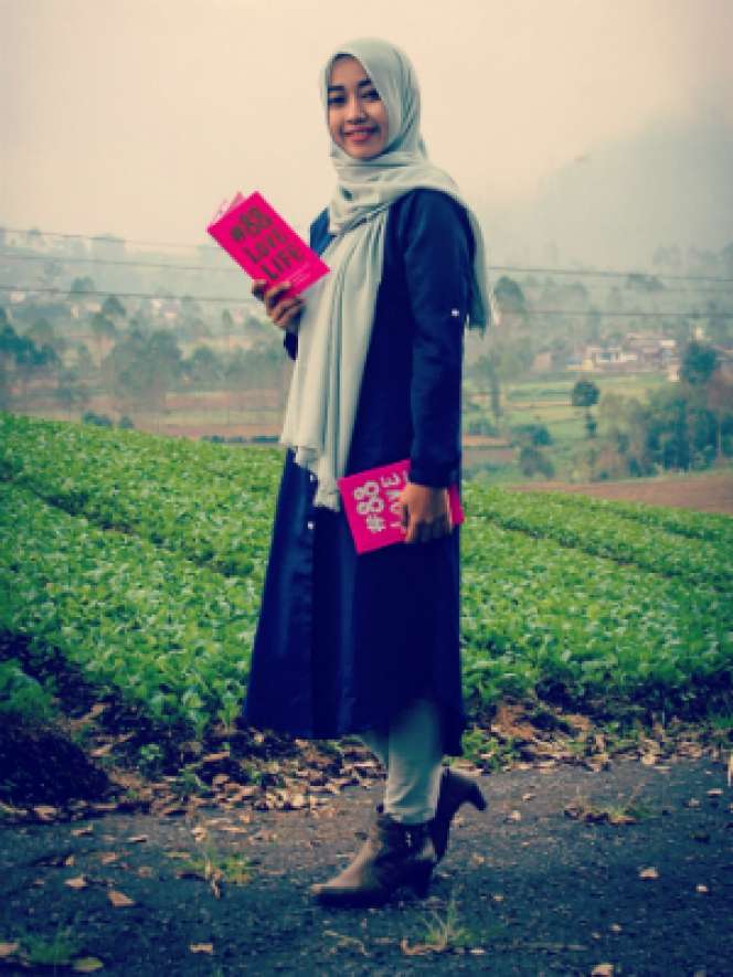 #HOTD: `Boots` Temani Aktivitas Heni May Usai Libur Lebaran