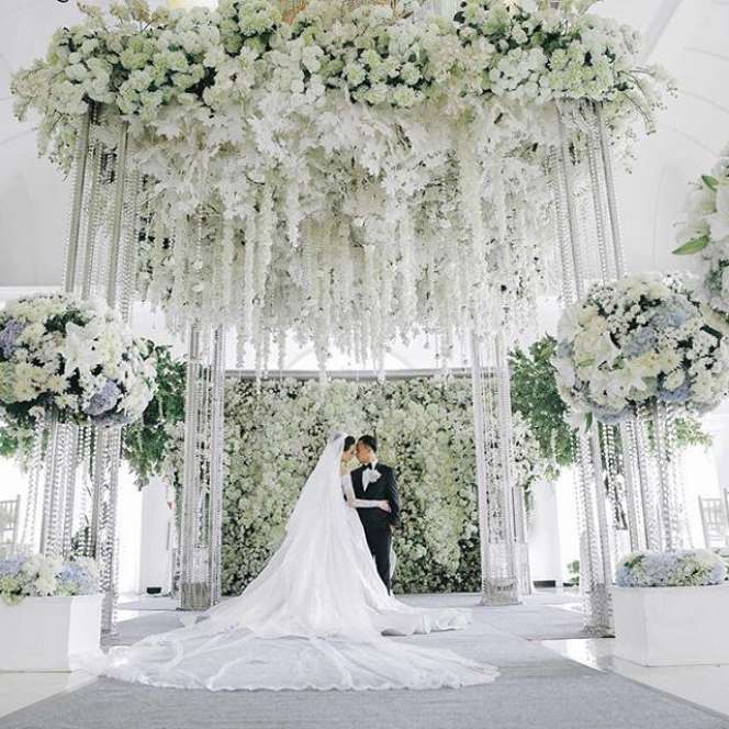 Mewahnya Resepsi Pengantin Tajir Surabaya Berhadiah Apartemen
