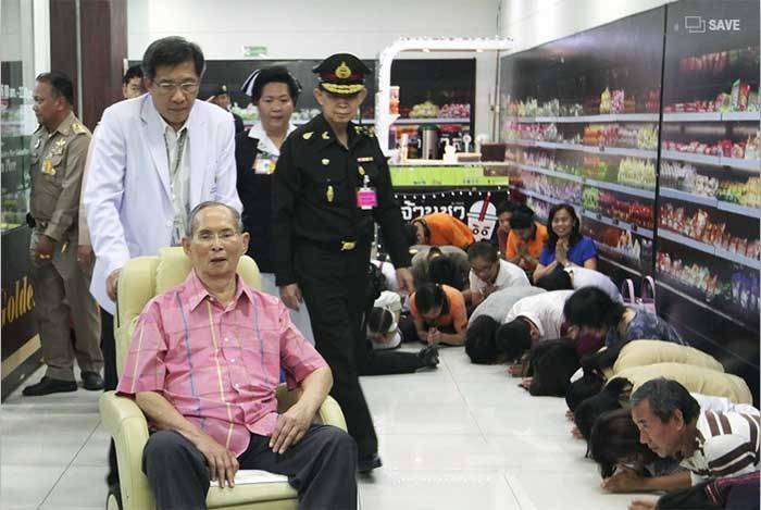 Bukti Cinta Mati Rakyat untuk Raja `Separuh Dewa' Thailand