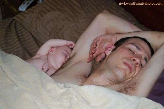 Foto Kocak Sampai Aneh Kala Ayah Dititipi Jaga Anak