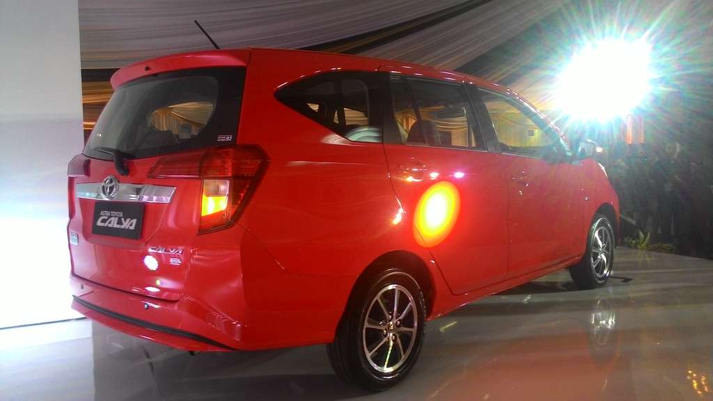 Foto-Foto Tampilan Lengkap Mobil Murah Calya-Sigra