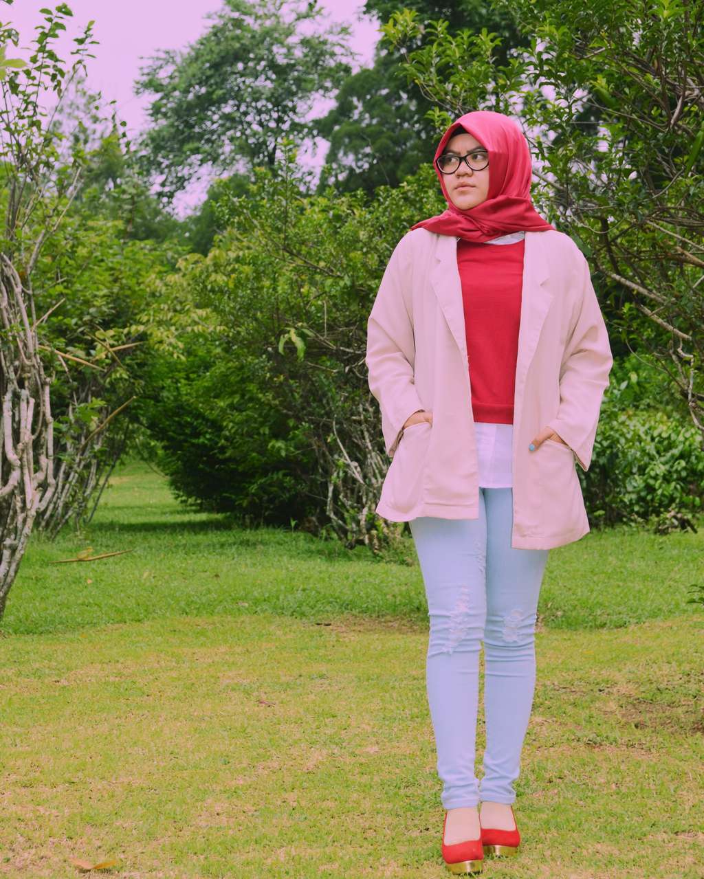 #HOTD: Nuansa Merah Dominasi Gaya Tia Sintiawati Oktaviani