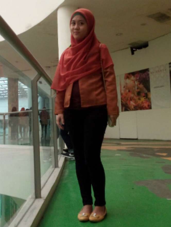 #HOTD: Warna Senada Hijab dan Jaket Maria Ulfah