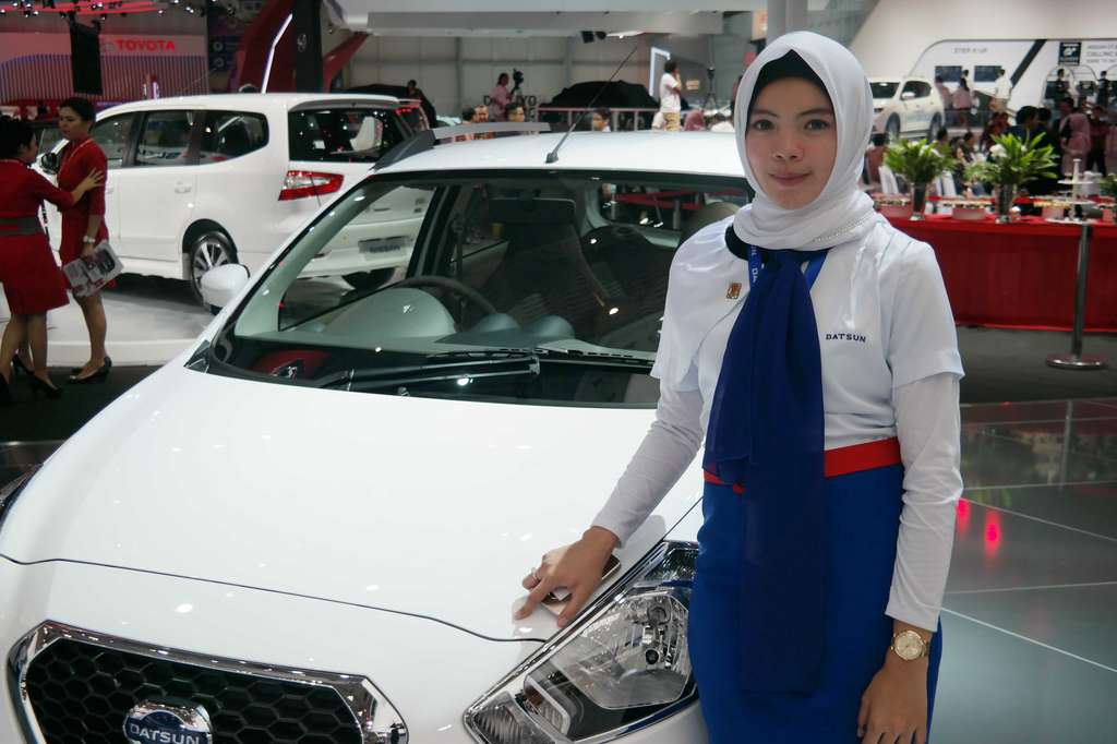 Foto Anggun dan Menawannya Sales Berhijab di GIIAS 2016