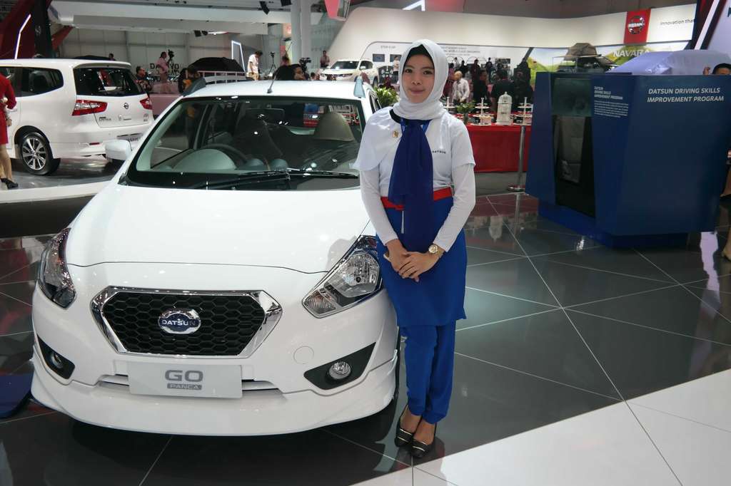 Foto Anggun dan Menawannya Sales Berhijab di GIIAS 2016