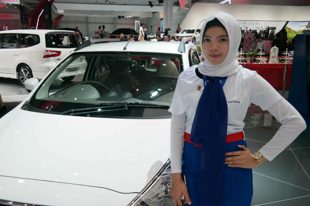 Foto Anggun dan Menawannya Sales Berhijab di GIIAS 2016