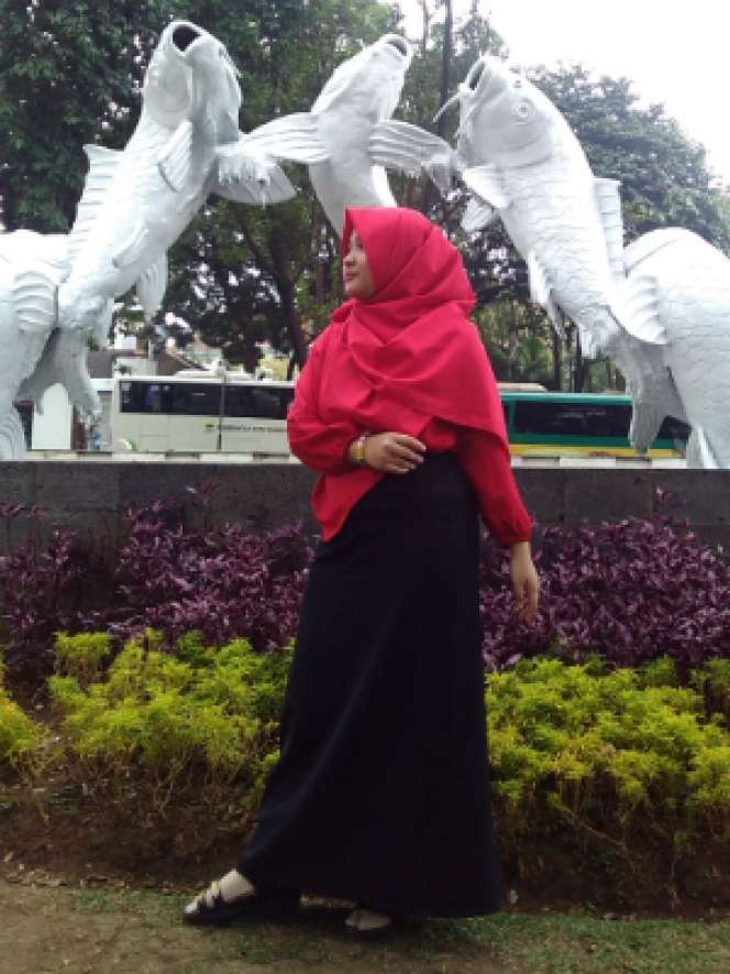 #HOTD: Hitam dan Merah ala Evi Utami Dewi