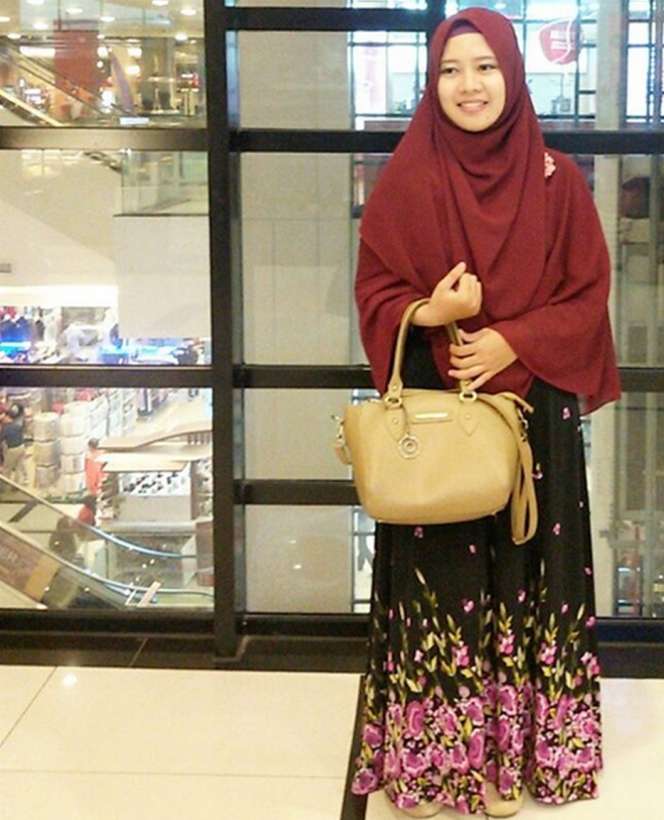 #HOTD: Tampilan Hijab Syari Merah Hati dan Hitam Alin Rizkiana
