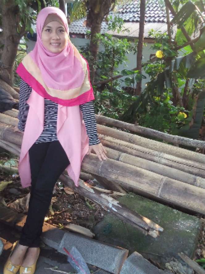 #HOTD: Merah Muda dan Hitam, 2 Paduan Warna Soft Maria Azzahra