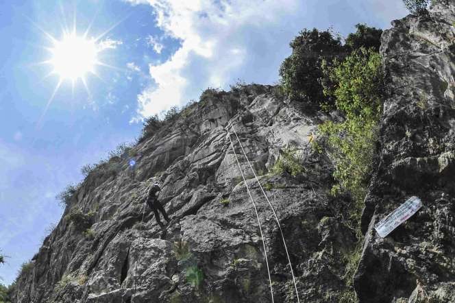 Sensasi Wisata Pacu Adrenalin di Gunung Kapur Bandung