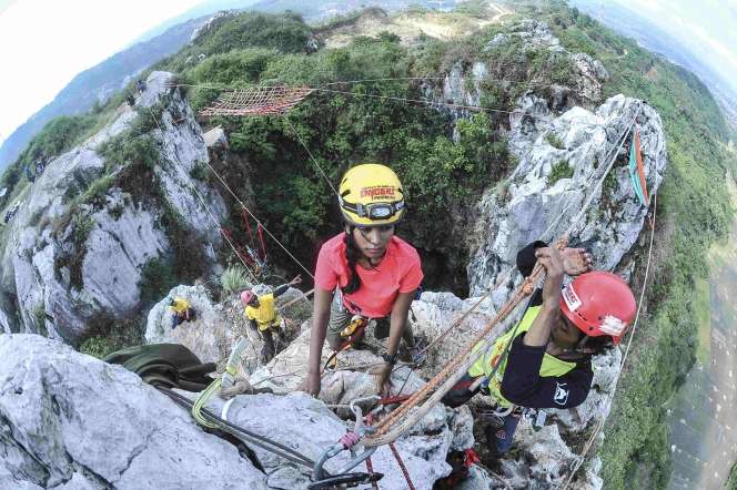 Sensasi Wisata Pacu Adrenalin di Gunung Kapur Bandung