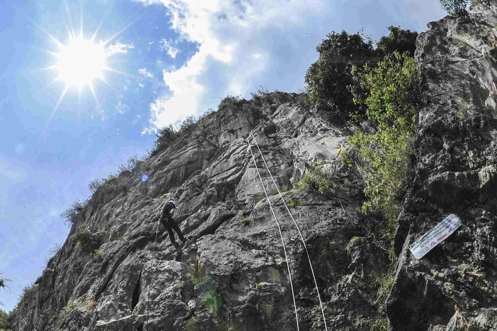 Sensasi Wisata Pacu Adrenalin di Gunung Kapur Bandung