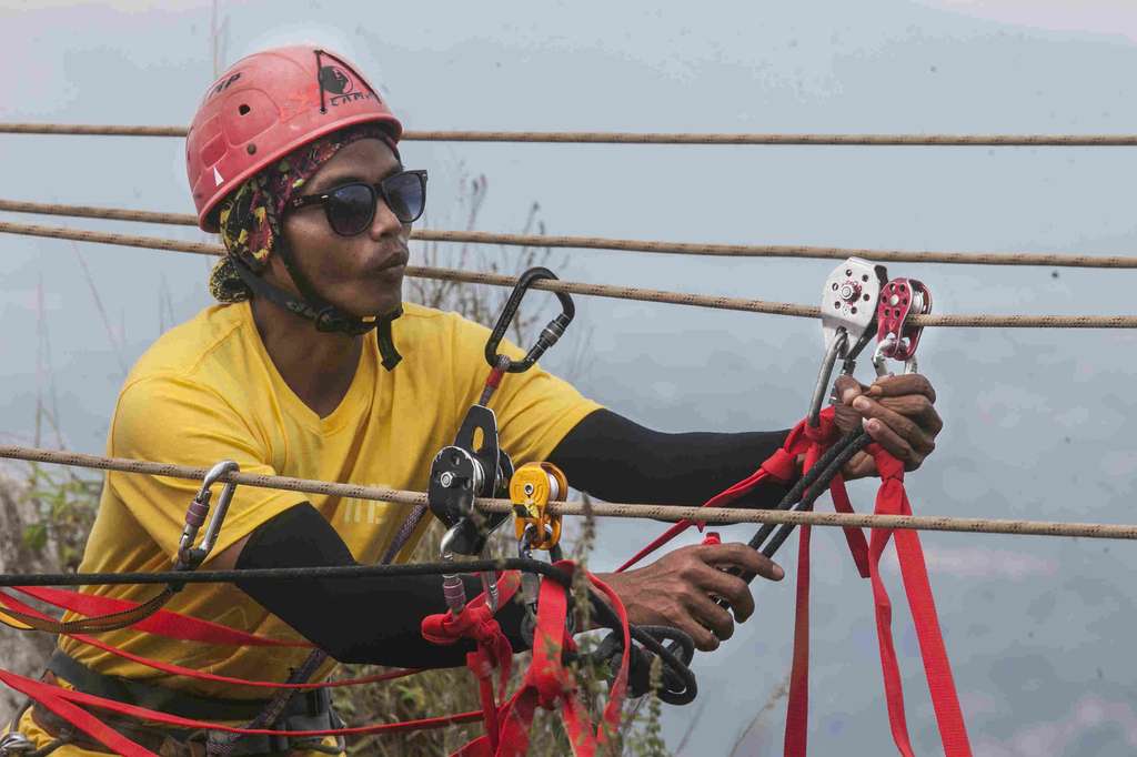 Sensasi Wisata Pacu Adrenalin di Gunung Kapur Bandung