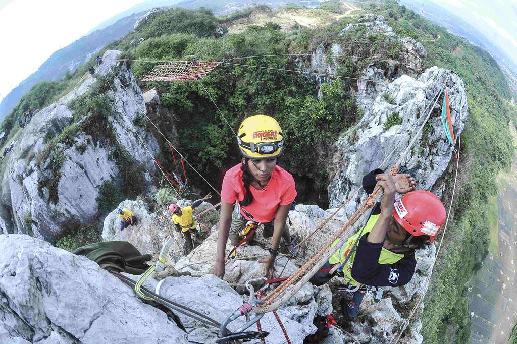 Sensasi Wisata Pacu Adrenalin di Gunung Kapur Bandung