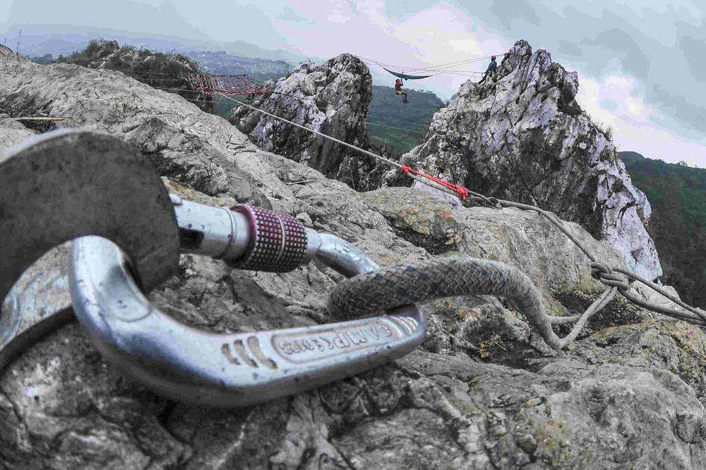 Sensasi Wisata Pacu Adrenalin di Gunung Kapur Bandung