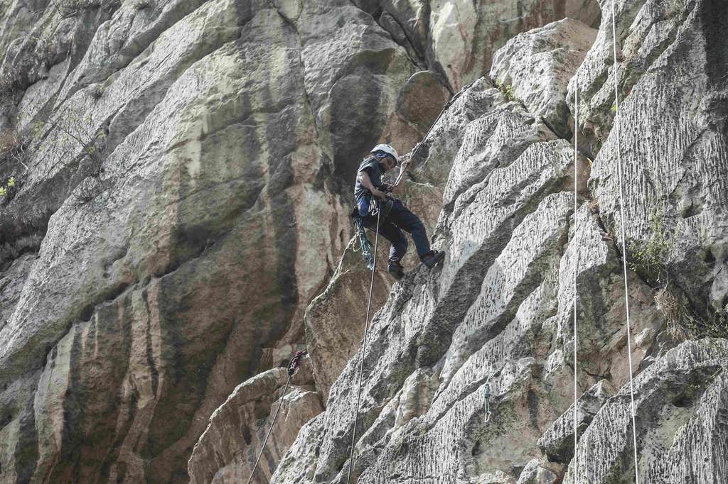 Sensasi Wisata Pacu Adrenalin di Gunung Kapur Bandung