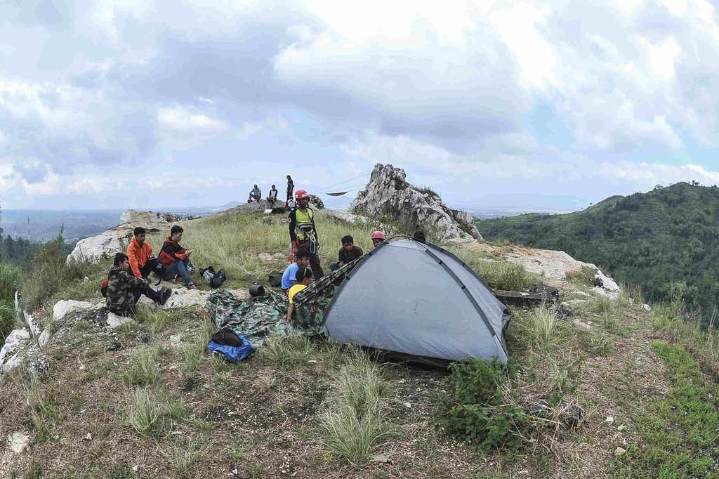 Sensasi Wisata Pacu Adrenalin di Gunung Kapur Bandung