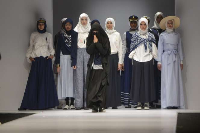Tersihir Hijab di Jakarta Fashion Week 