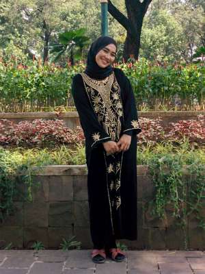 #HOTD: Motif Abaya Segarkan Tampilan Nenden Triana