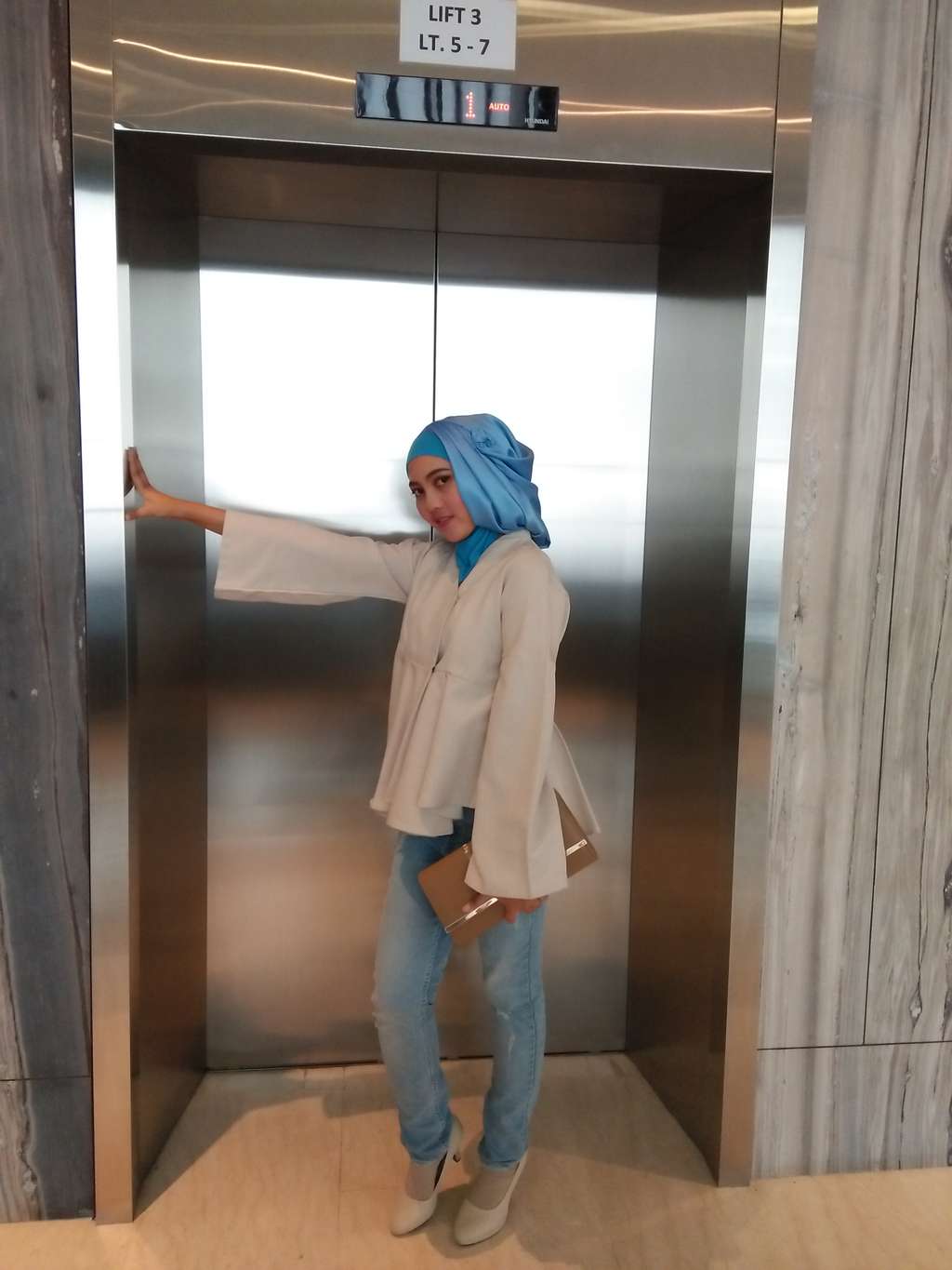 #HOTD: Denim di Acara Formal? No Problem Buat Dinda Ramadhani