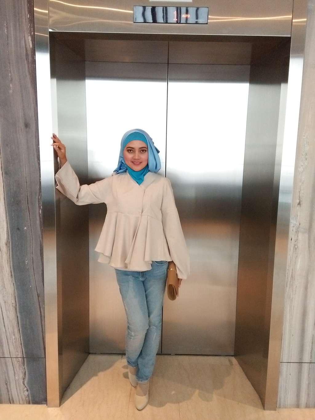 #HOTD: Denim di Acara Formal? No Problem Buat Dinda Ramadhani