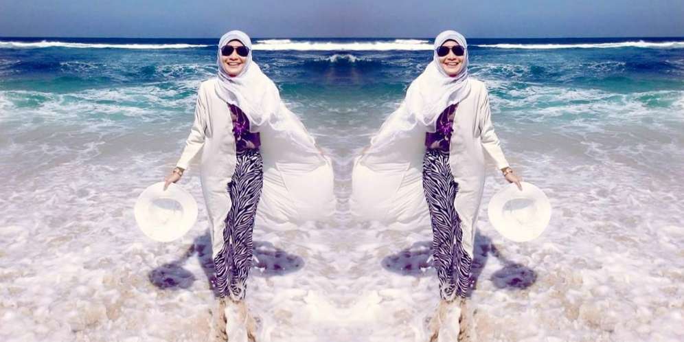 #HOTD: Novi Anggraini Berani Kenakan Putih Saat di Pantai