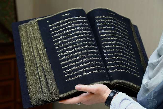 Masya Allah, Alquran Bertinta Emas Terukir di Sutra Tipis