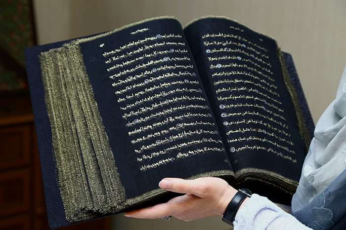 Masya Allah, Alquran Bertinta Emas Terukir di Sutra Tipis