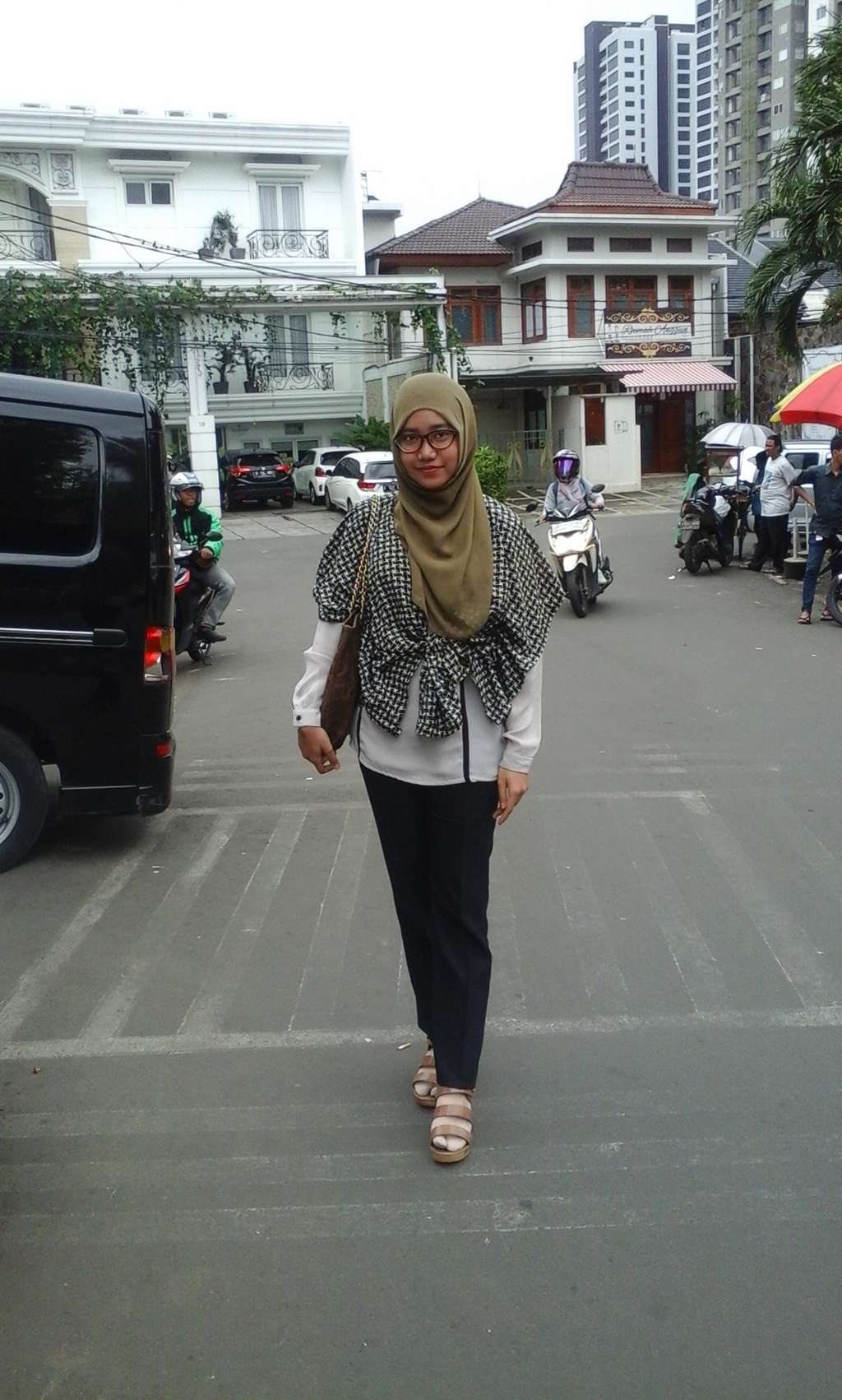 #HOTD: Busana Semi Formal Sehari-hari Tri Widiawati