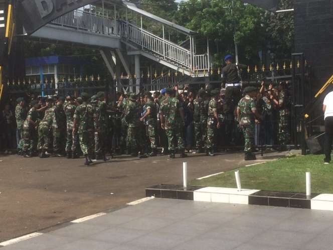 Foto Membludaknya Antrean Tiket Final AFF, Demi Timnas!