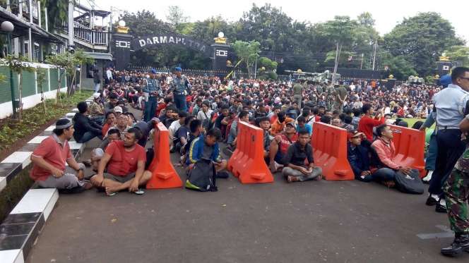 Foto Membludaknya Antrean Tiket Final AFF, Demi Timnas!