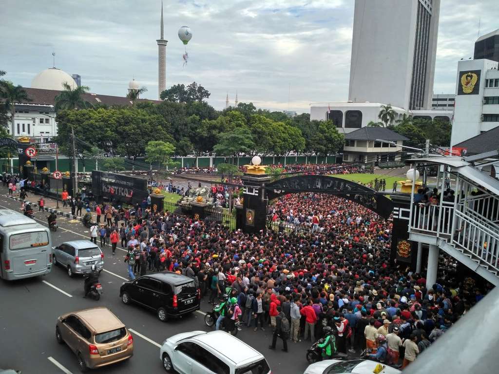 Foto Membludaknya Antrean Tiket Final AFF, Demi Timnas!