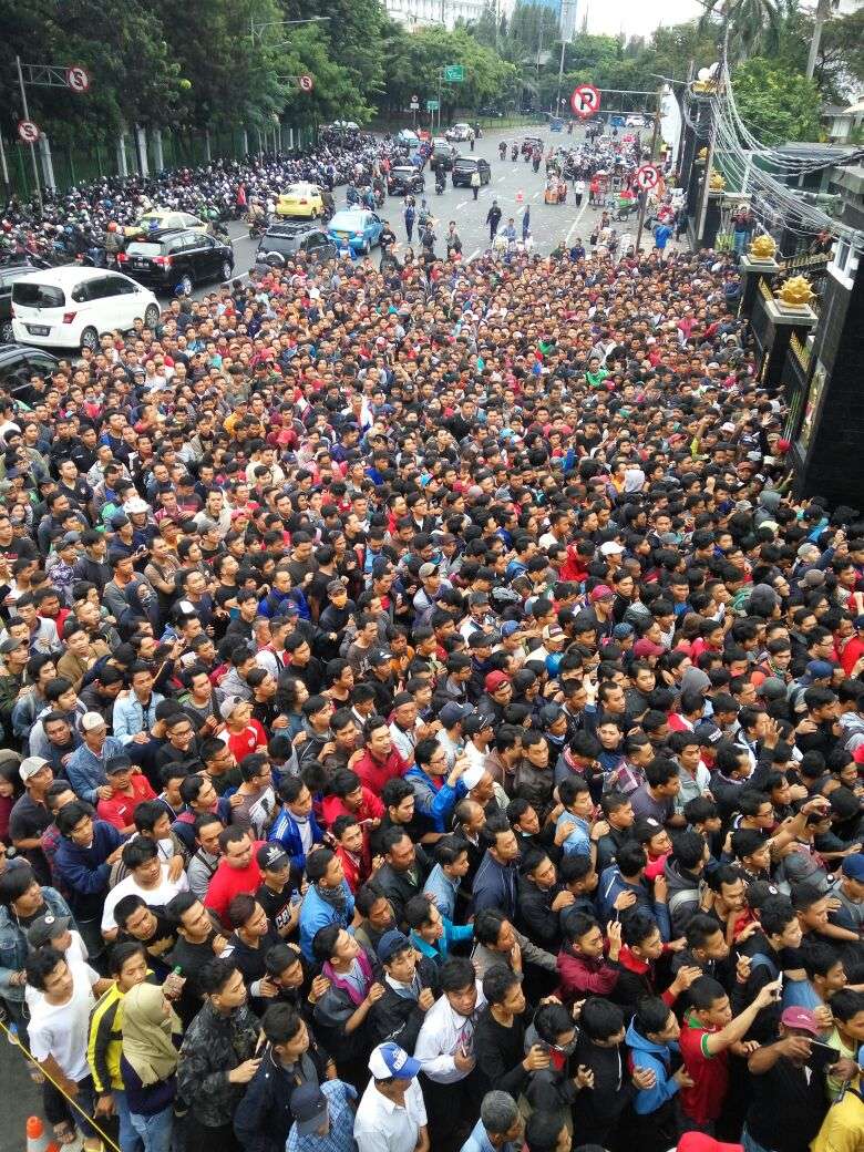 Foto Membludaknya Antrean Tiket Final AFF, Demi Timnas!