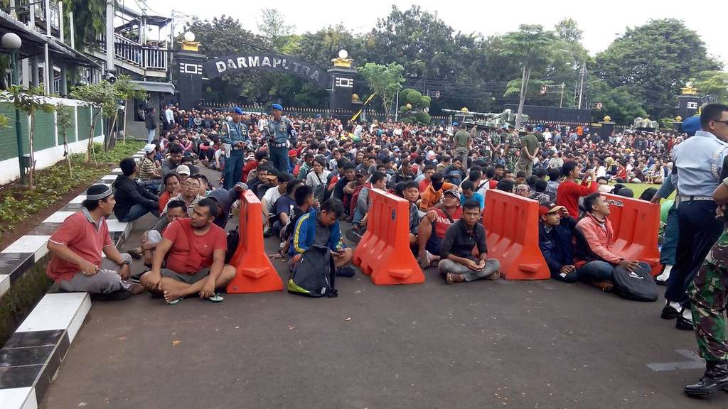 Foto Membludaknya Antrean Tiket Final AFF, Demi Timnas!