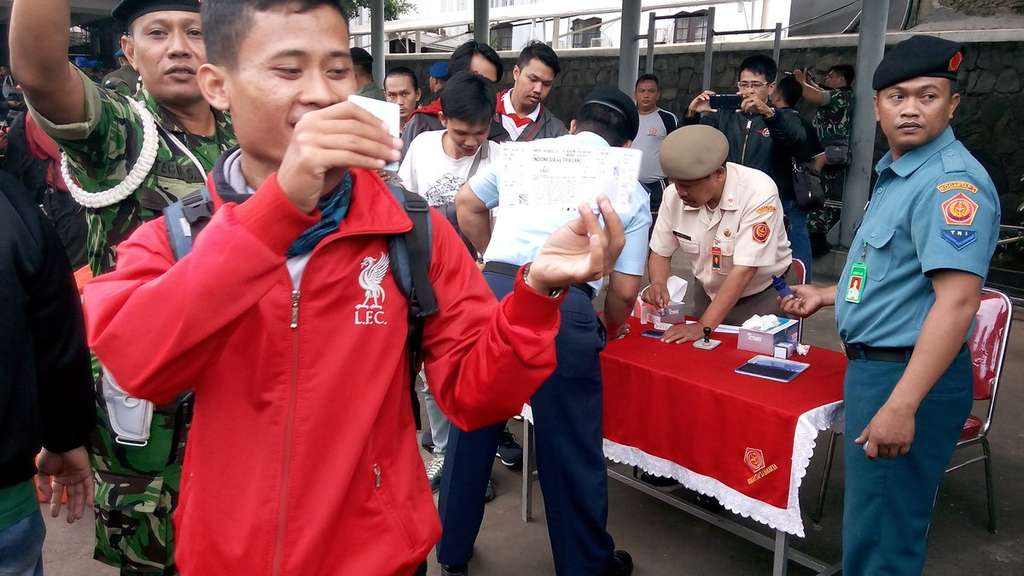 Foto Membludaknya Antrean Tiket Final AFF, Demi Timnas!