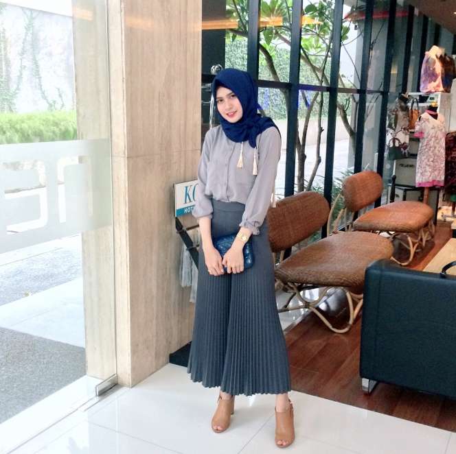 #HOTD: Inspirasi 'Workwear' ala Siti Syahbarni