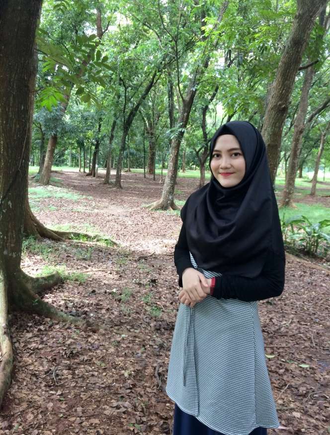 #HOTD: Tampil Ramping dengan Si Hitam ala Putri Indriyani
