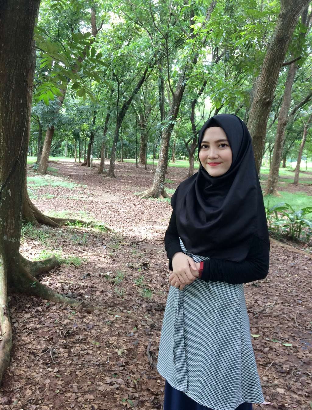 #HOTD: Tampil Ramping dengan Si Hitam ala Putri Indriyani