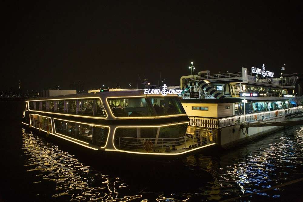 Menikmati Indahnya Seoul dari Atas Kapal Pesiar Eland Cruise