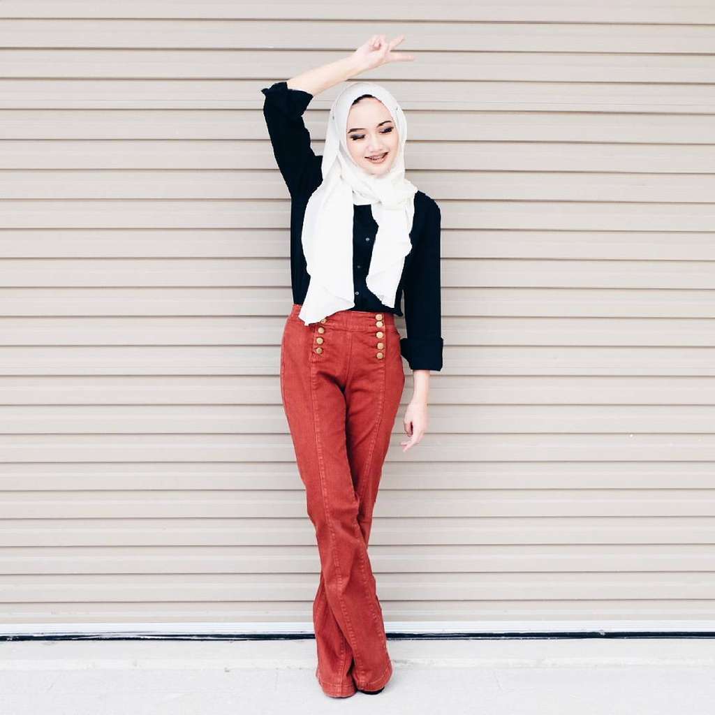 #HOTD: 'Flare Pants' Kembali Eksis di Gaya Busana Bash Harry