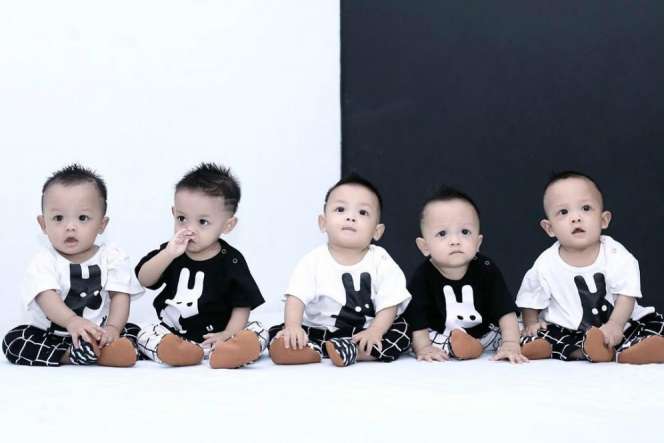 Intip 'Rusuhnya' Keseharian Bayi Kembar 5 di Cirebon